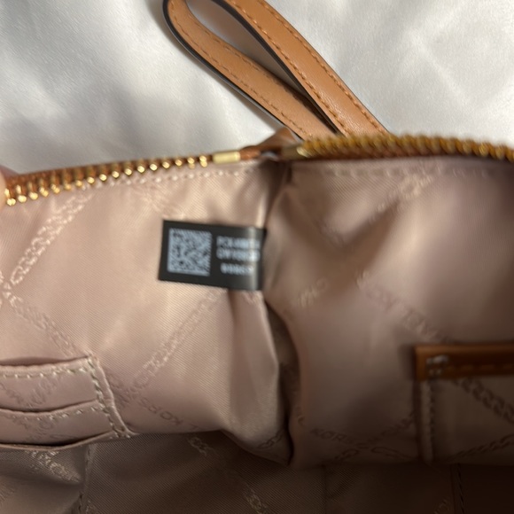 EUC-Micheal Kors Large Rainbow Pride Heart Logo Canvas Zip Pouch. Natural - Picture 6 of 9